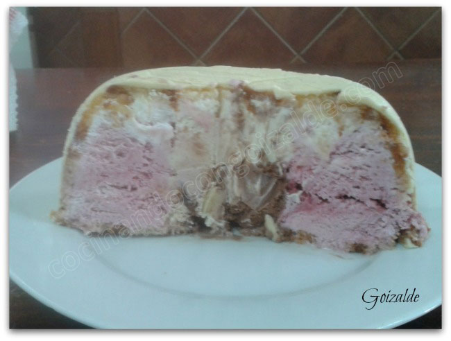 Este es el corte de la última tarta bombón que he hecho. Lleva una capa exterior de chocolate blanco y el relleno son tres helados diferentes: en el centro chocolate y leche merengada, alrededor helado de cerezas, los tres son de Lidl