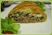 Hojaldre de carne encebollada y queso azul